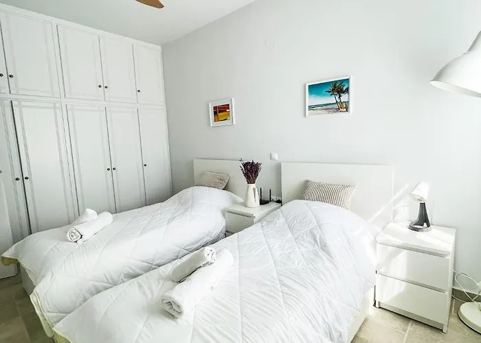 Seaside Gem - Cycladic 2br 500m From Center Feriehus *