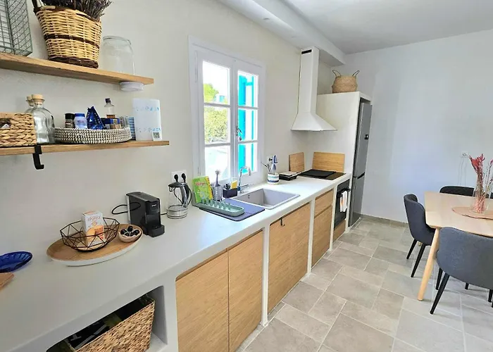 Seaside Gem - Cycladic 2br 500m From Center Feriehus